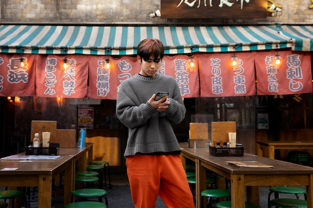 Adulto joven en las calles de Tokio