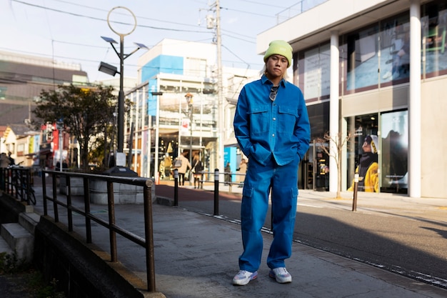 Adulto joven en las calles de Tokio