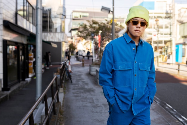 Adulto joven en las calles de Tokio