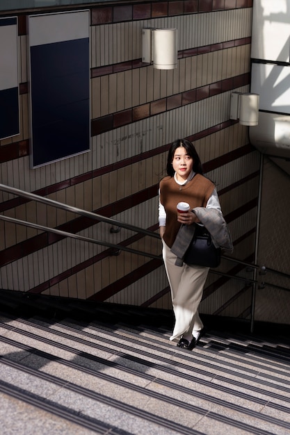 Foto gratuita adulto joven en las calles de tokio