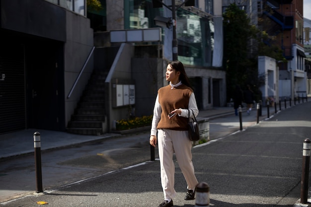 Adulto joven en las calles de Tokio