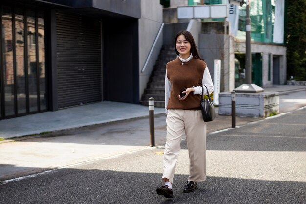 Foto gratuita adulto joven en las calles de tokio