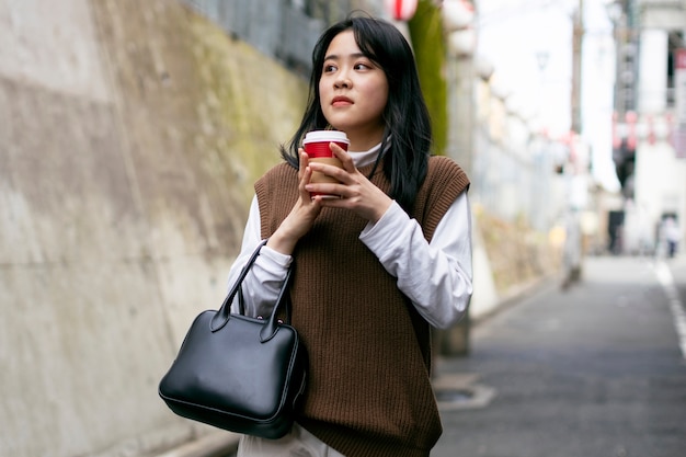 Foto gratuita adulto joven en las calles de tokio