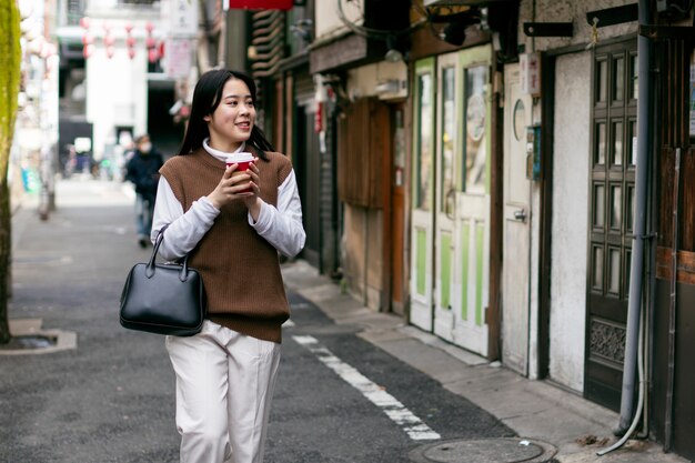 Adulto joven en las calles de Tokio