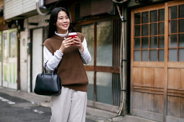 Adulto joven en las calles de Tokio