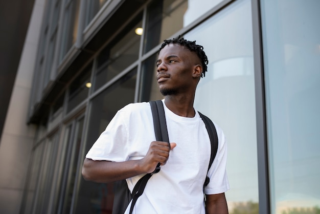 Adulto joven caminando por la ciudad