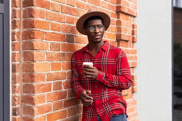 Adulto joven en camisa roja posando realmente confiado