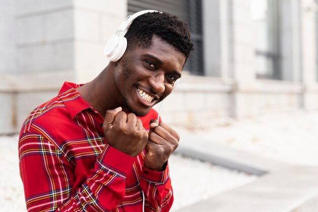 Adulto joven en camisa roja siendo realmente feliz