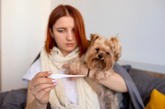 Foto gratuita adulto joven en casa que sufre de enfermedad