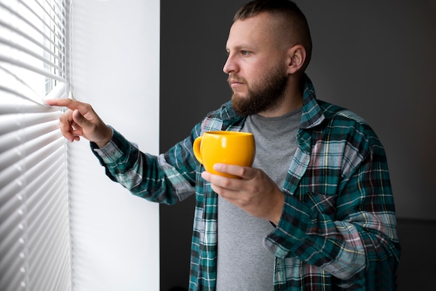 Foto gratuita adulto joven en casa que sufre de enfermedad