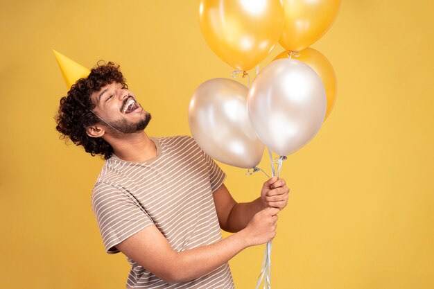 Adulto joven celebrando un cumpleaños