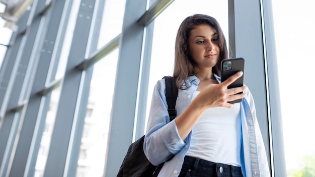 Foto gratuita adulto joven comprobando su teléfono móvil