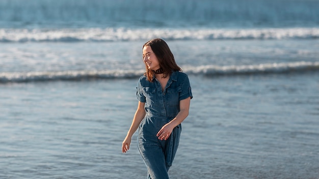 Foto gratuita adulto joven corriendo cerca de la playa