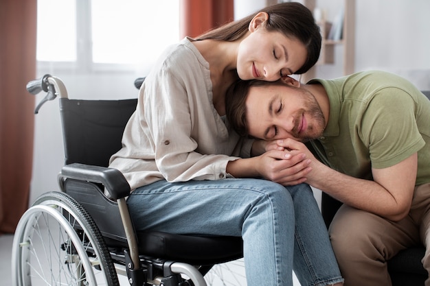 Foto gratuita adulto joven cuidando a un amigo discapacitado