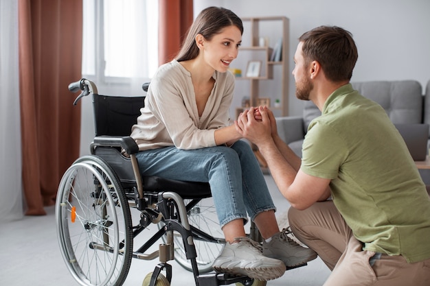 Foto gratuita adulto joven cuidando a un amigo discapacitado