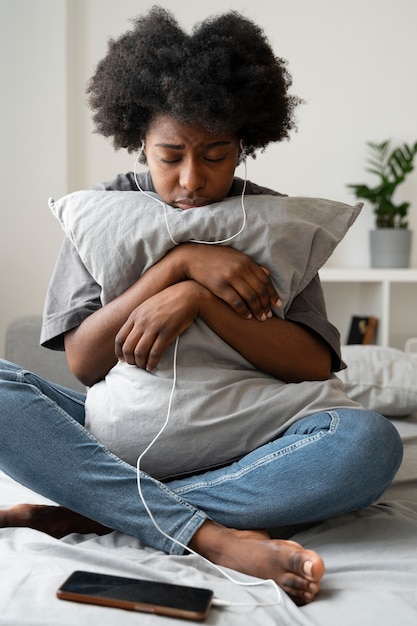 Foto gratuita adulto joven y deprimido en casa