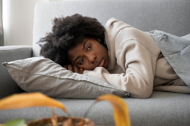 Foto gratuita adulto joven y deprimido en casa