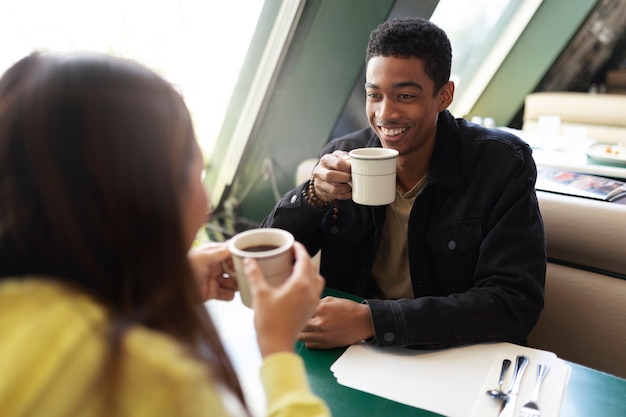 Foto gratuita adulto joven disfrutando de una bebida