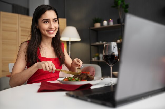 Adulto joven disfrutando de una cita virtual