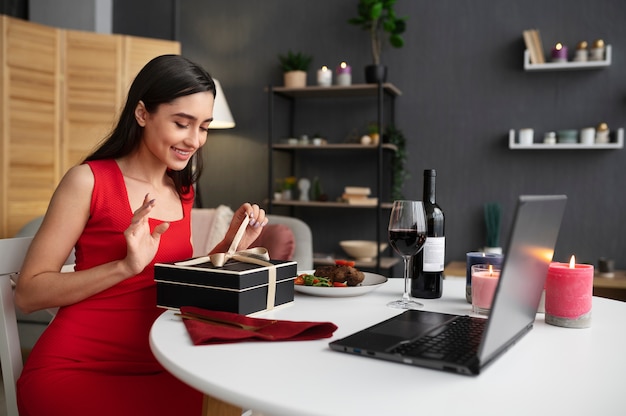 Foto gratuita adulto joven disfrutando de una cita virtual