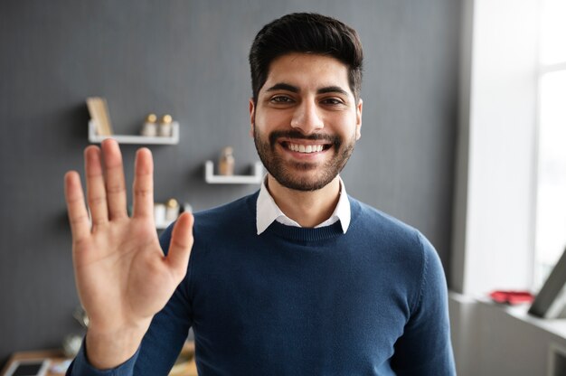 Adulto joven disfrutando de una cita virtual