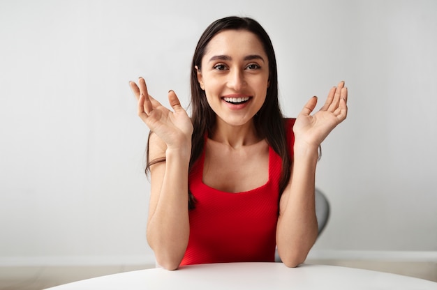 Adulto joven disfrutando de una cita virtual