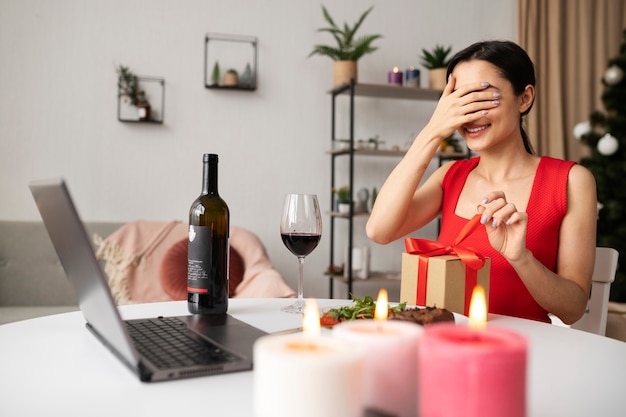 Adulto joven disfrutando de una cita virtual