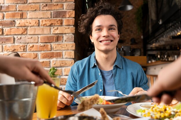 Adulto joven disfrutando de la comida