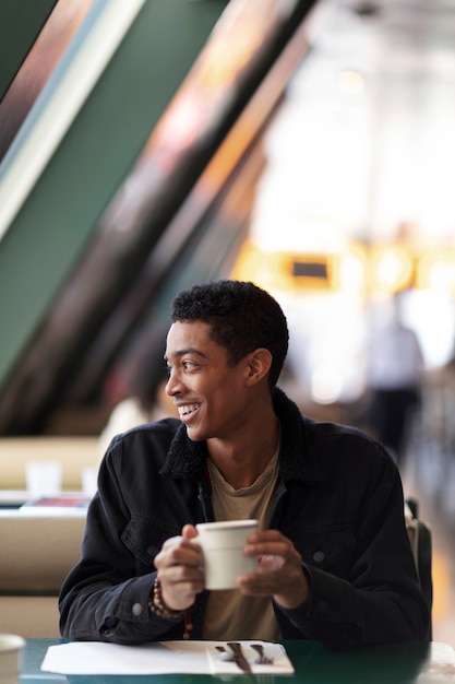 Foto gratuita adulto joven disfrutando de la comida