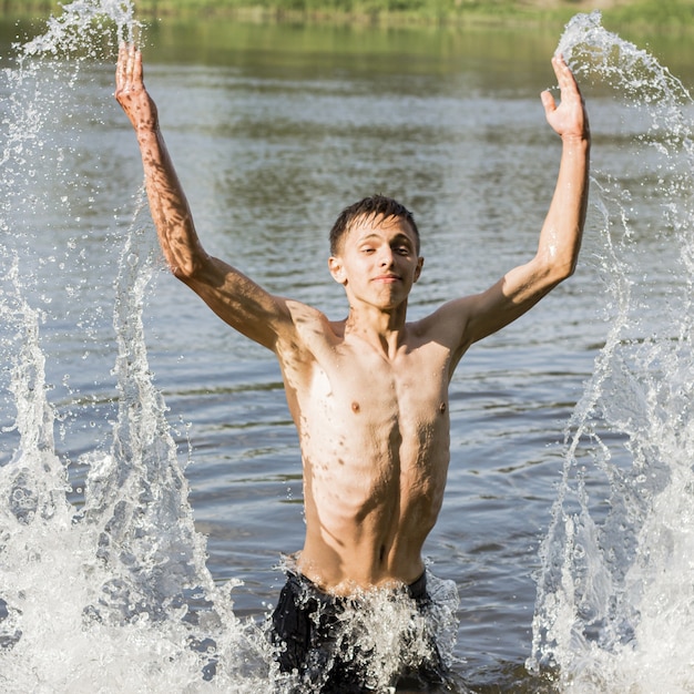 Adulto joven disfrutando de un día en el agua