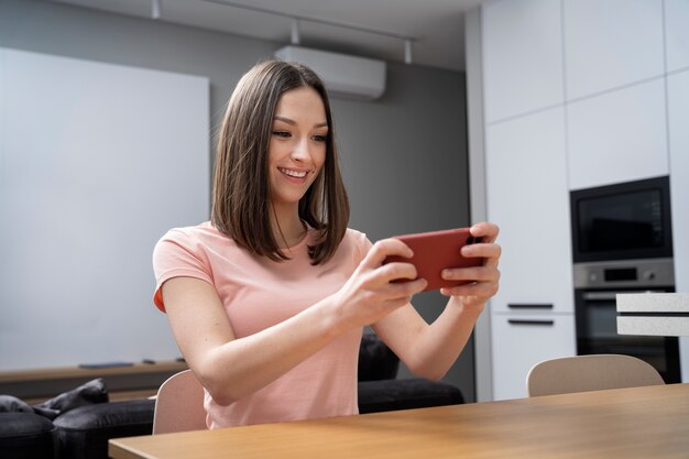 Adulto joven disfrutando jugando videojuegos