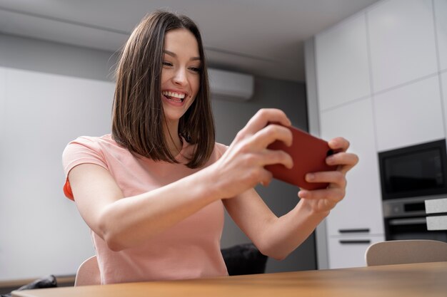 Adulto joven disfrutando jugando videojuegos