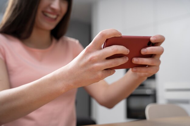 Adulto joven disfrutando jugando videojuegos