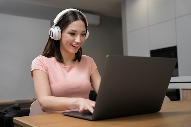 Adulto joven disfrutando jugando videojuegos