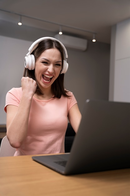 Adulto joven disfrutando jugando videojuegos