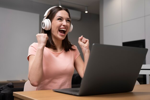 Adulto joven disfrutando jugando videojuegos