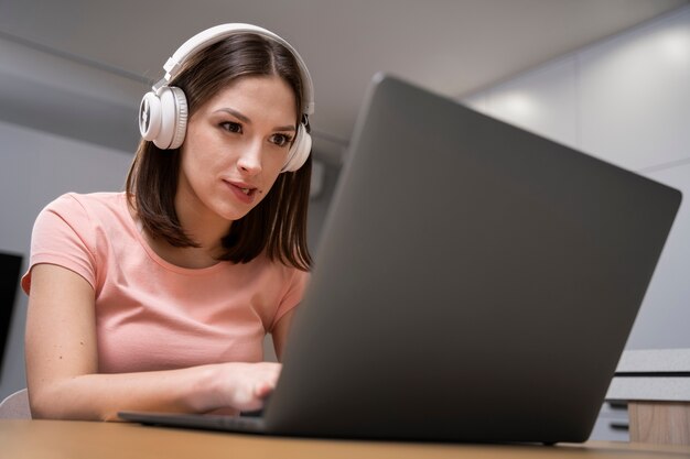 Adulto joven disfrutando jugando videojuegos