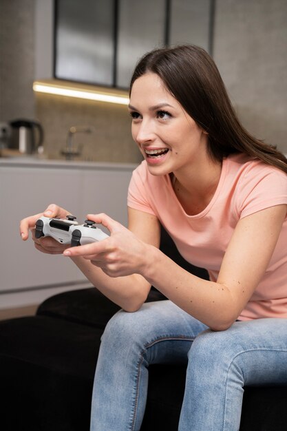 Adulto joven disfrutando jugando videojuegos