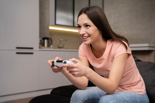 Adulto joven disfrutando jugando videojuegos
