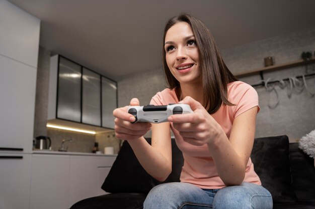 Adulto joven disfrutando jugando videojuegos