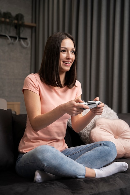 Foto gratuita adulto joven disfrutando jugando videojuegos