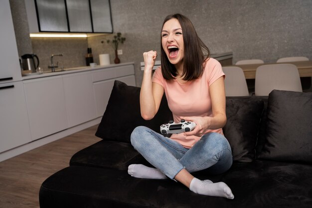 Adulto joven disfrutando jugando videojuegos