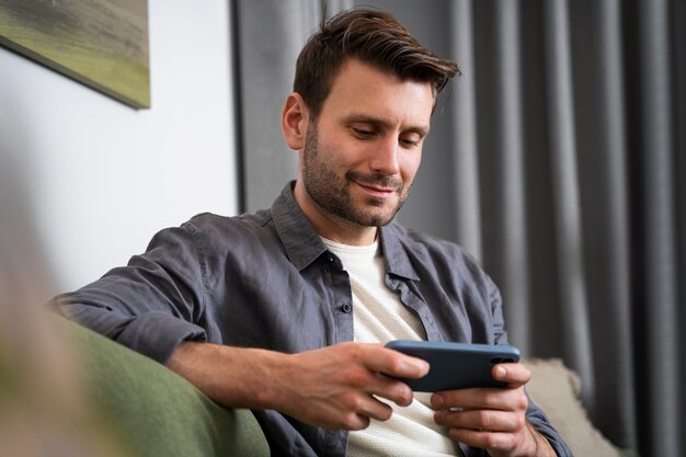 Adulto joven disfrutando jugando videojuegos