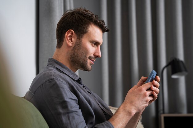 Adulto joven disfrutando jugando videojuegos