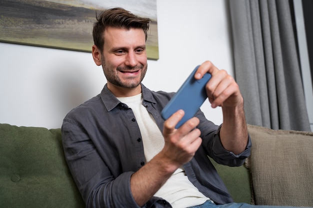 Adulto joven disfrutando jugando videojuegos