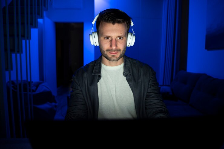 Foto gratuito adulto joven disfrutando jugando videojuegos