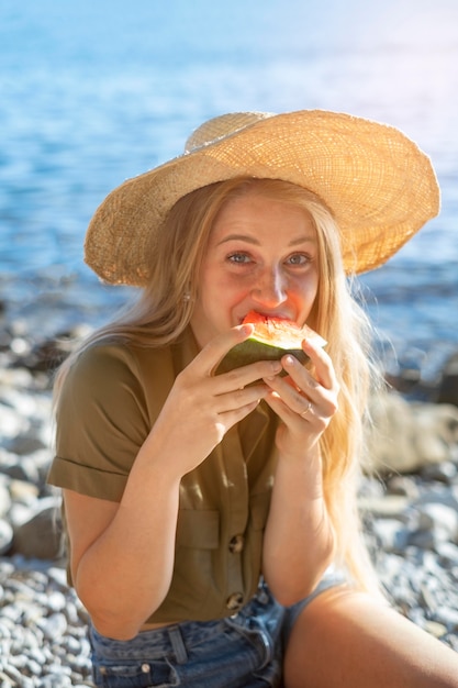 Foto gratuita adulto joven disfrutando de la vida después del covid