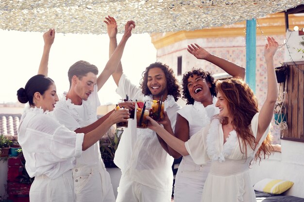 Adulto joven divirtiéndose en la fiesta blanca