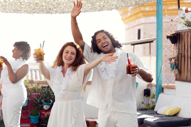 Adulto joven divirtiéndose en la fiesta blanca