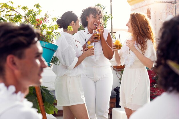 Adulto joven divirtiéndose en la fiesta blanca